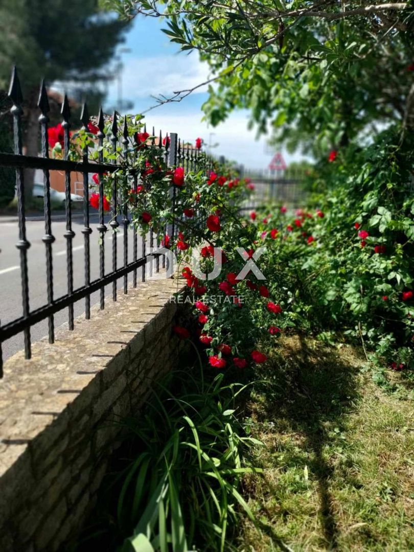 ISTRA, SAVUDRIJA - Dve hiši z garažami + gradbeno zemljišče - 200 m OD MORJA!!