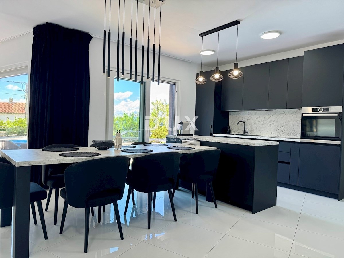 OTOK KRK, MALINSKA – samostojna vila z bazenom, pogledom na morje in popolno zasebnostjo