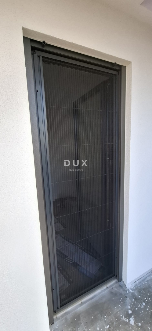 ZADAR, VRSI - Odlična polpritlična hiša s pogledom na morje in vrtom!