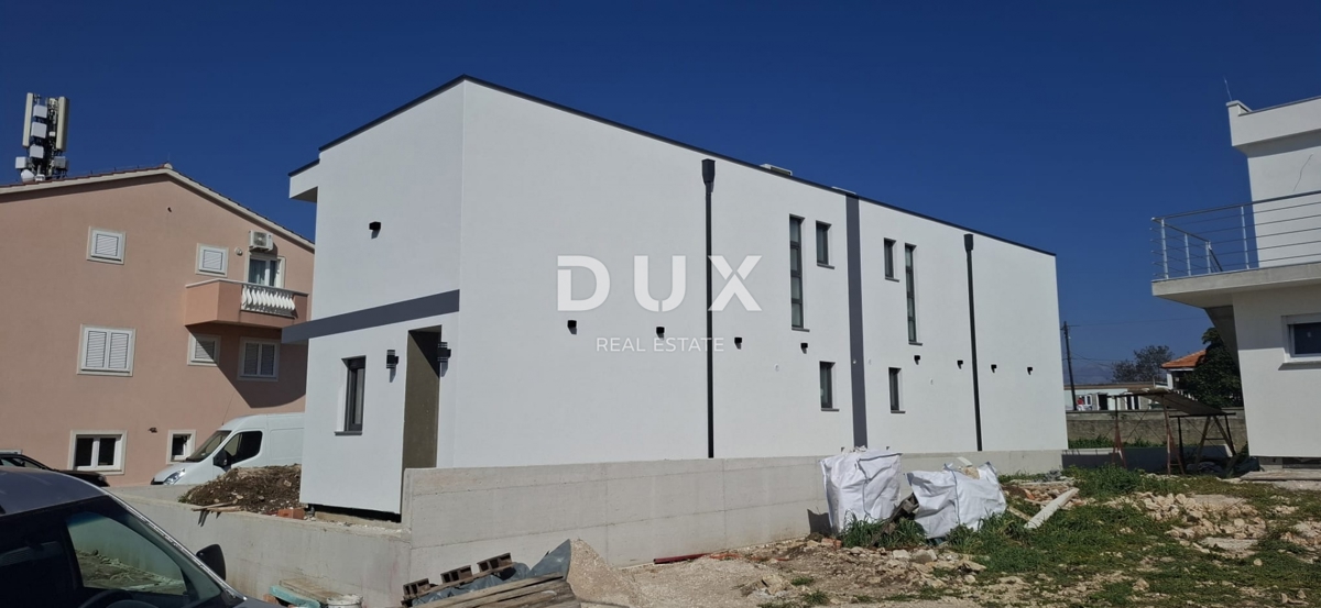 ZADAR, VRSI - Odlična polpritlična hiša s pogledom na morje in vrtom!