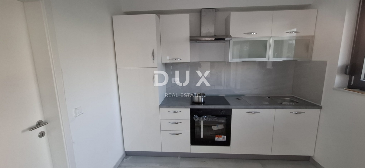 ZADAR, VRSI - Odlična polpritlična hiša s pogledom na morje in vrtom!