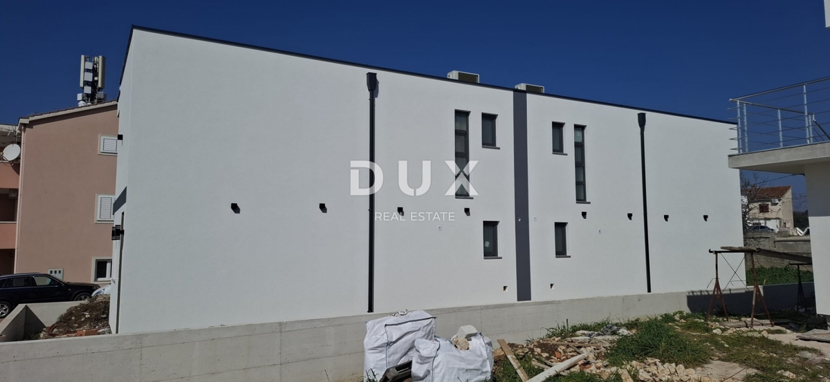 ZADAR, VRSI - Odlična polpritlična hiša s pogledom na morje in vrtom!