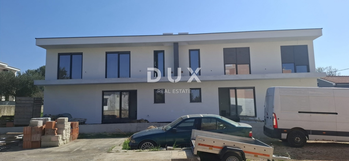 ZADAR, VRSI - Odlična polpritlična hiša s pogledom na morje in vrtom!