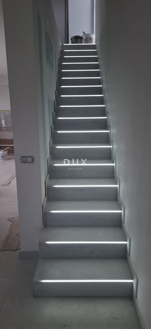 ZADAR, VRSI - Odlična polpritlična hiša s pogledom na morje in vrtom!