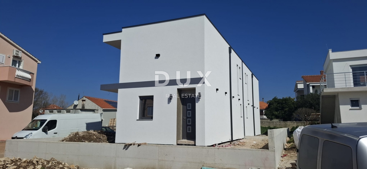 ZADAR, VRSI - Odlična polpritlična hiša s pogledom na morje in vrtom!