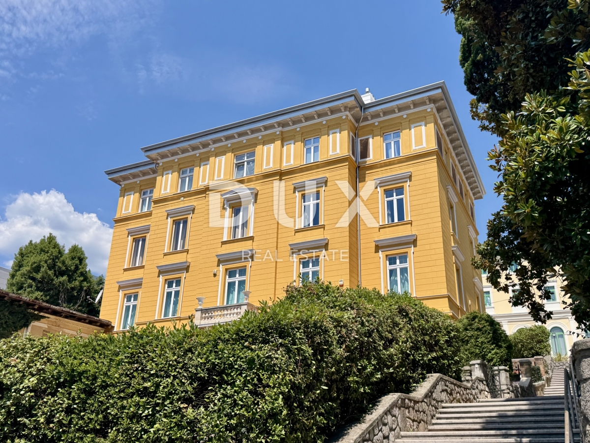OPATIJA, CENTER - kombinacija luksuza in pristnosti, stanovanje v prenovljeni zgodovinski vili v središču Opatije z razgledom