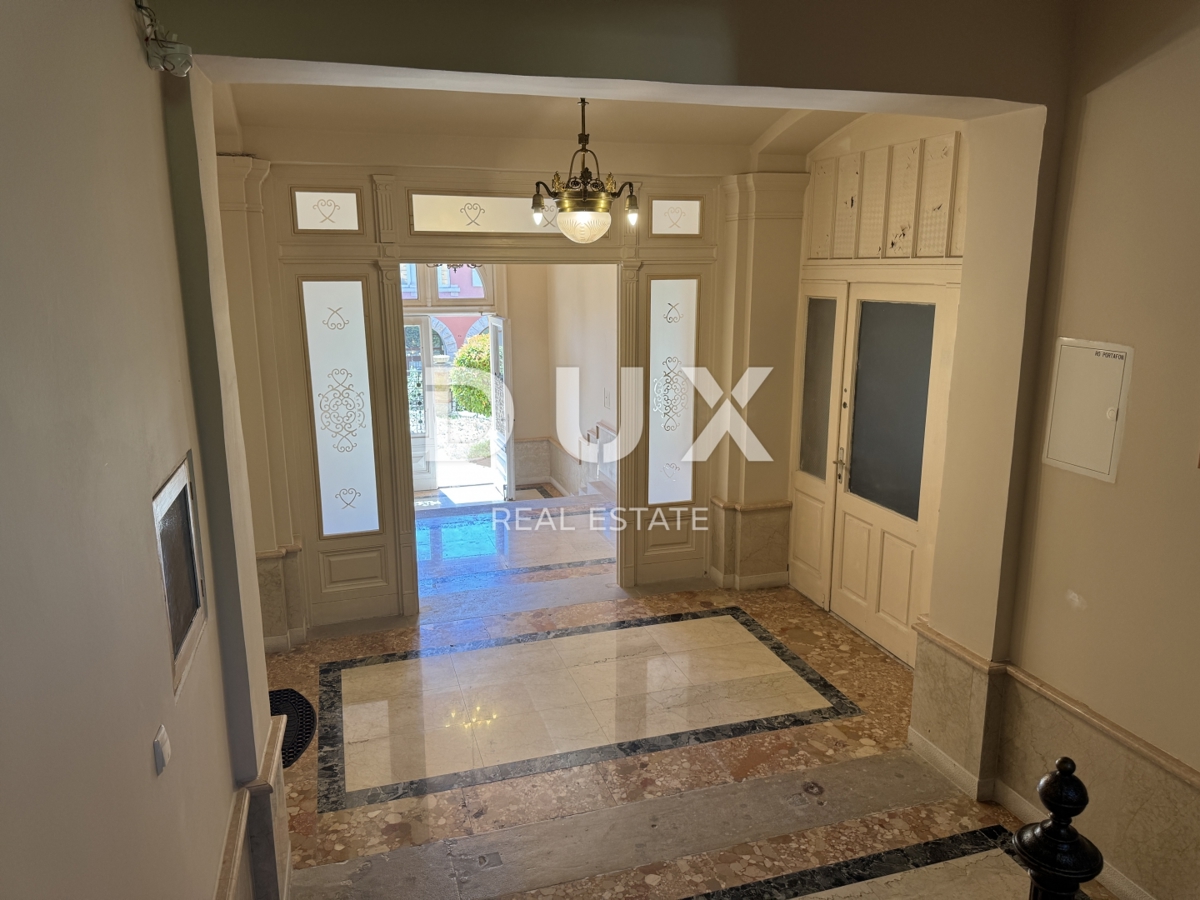 OPATIJA, CENTER - kombinacija luksuza in pristnosti, stanovanje v prenovljeni zgodovinski vili v središču Opatije z razgledom