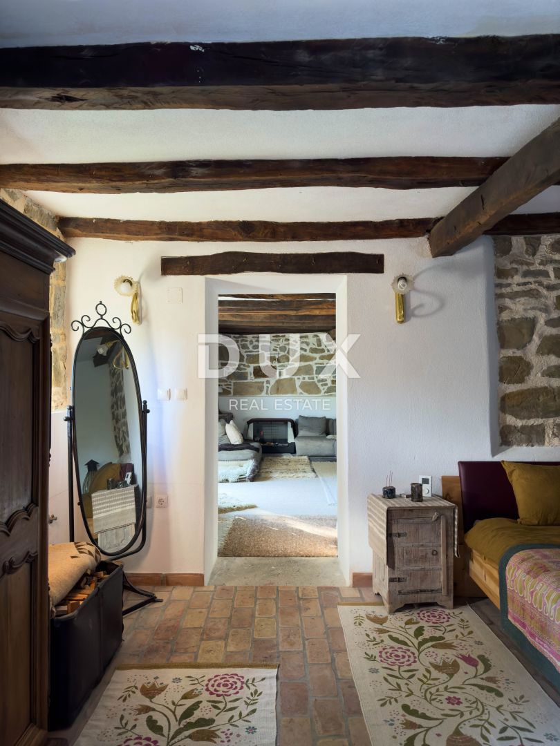 ISTRA, LUPOGLAV, OKOLICA - podeželsko posestvo v Istri z 8 hišami na samem - zemljišče 22.000 m²