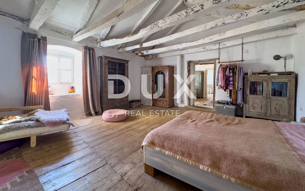 ISTRA, LUPOGLAV, OKOLICA - podeželsko posestvo v Istri z 8 hišami na samem - zemljišče 22.000 m²