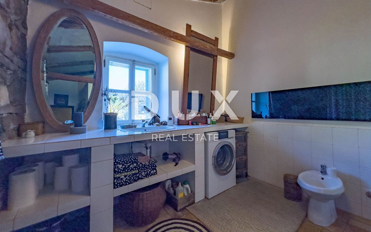 ISTRA, LUPOGLAV, OKOLICA - podeželsko posestvo v Istri z 8 hišami na samem - zemljišče 22.000 m²