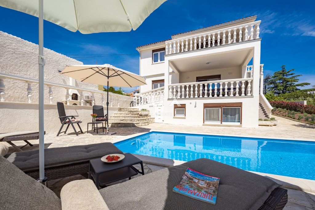 ISTRA, MEDULIN - Samostojna hiša s tremi stanovanjskimi enotami in bazenom!