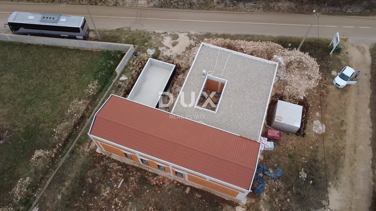 ZADAR, ZEMUNIK G. – Luksuzna moderna vila (B) enonadstropna z bazenom