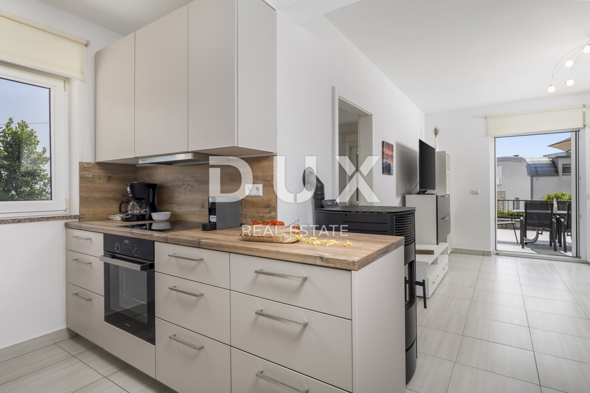 OPATIJA, IČIĆI - stanovanje 65m2 s teraso, pogledom na morje, vrtom in skupnim bazenom