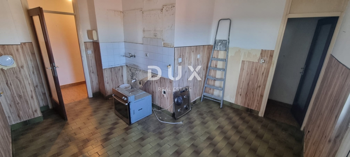 ISTRA, PULA - Stanovanje za adaptacijo na iskani lokaciji!