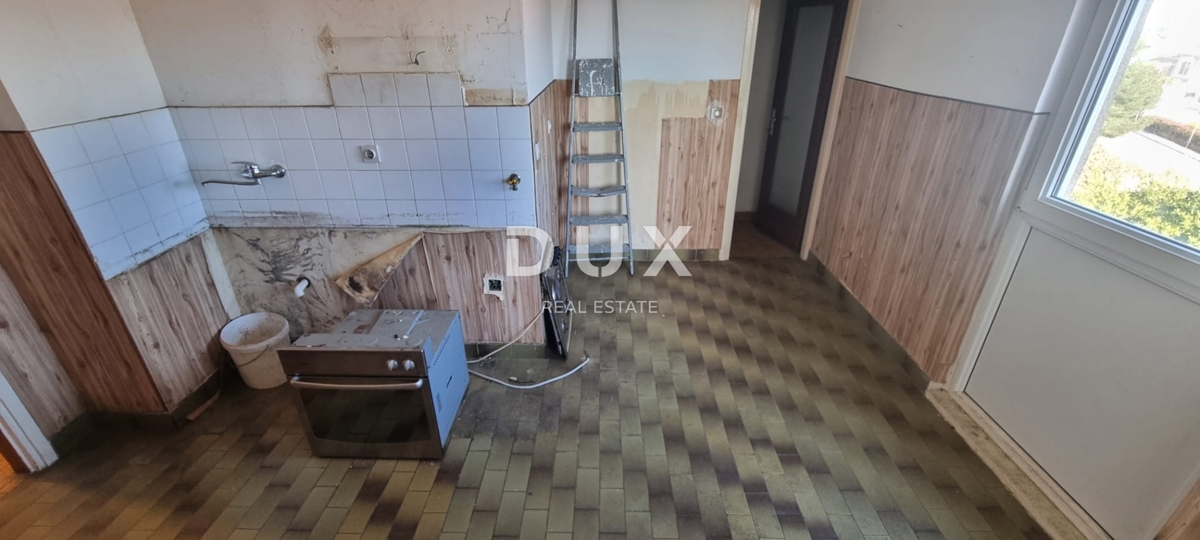 ISTRA, PULA - Stanovanje za adaptacijo na iskani lokaciji!