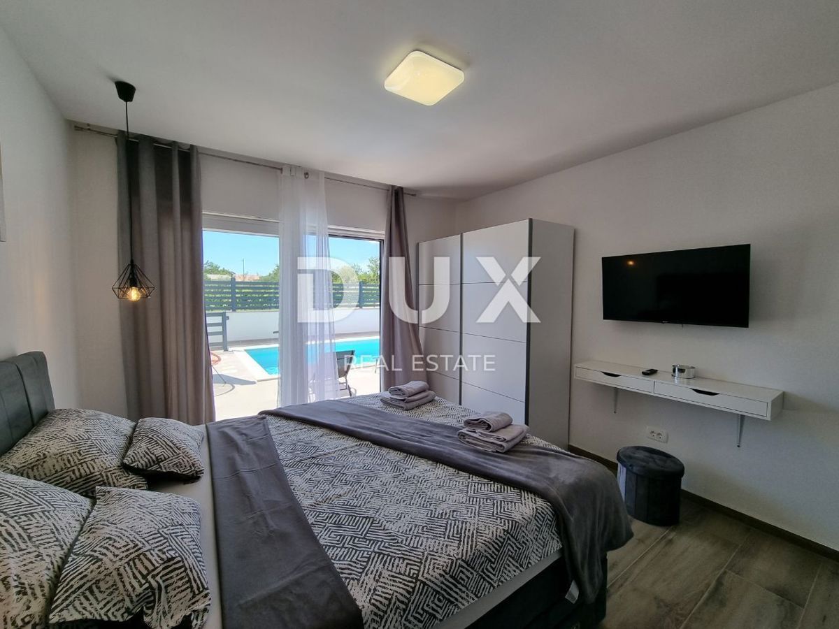 ISTRA, SVETVINČENAT - Moderna enonadstropna hiša z bazenom, obdana z naravo