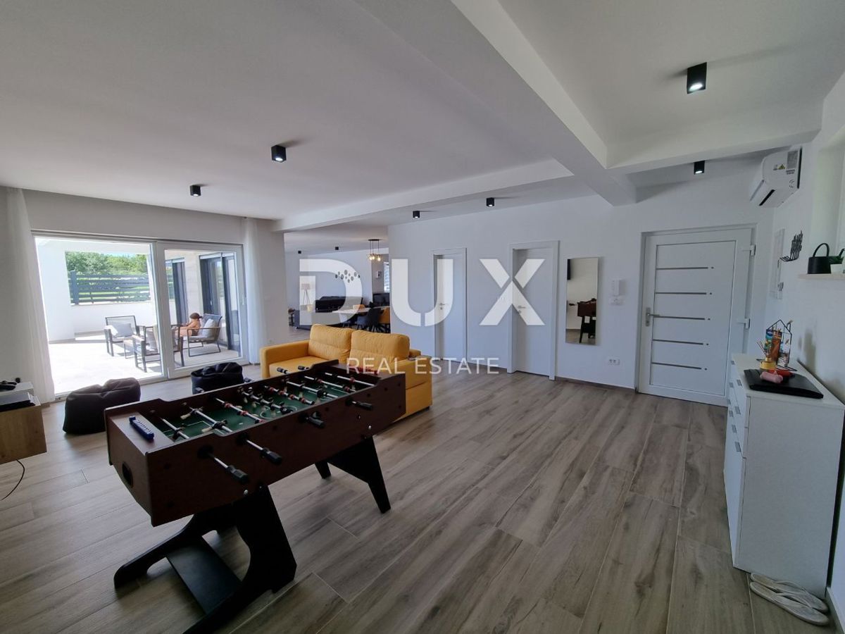 ISTRA, SVETVINČENAT - Moderna enonadstropna hiša z bazenom, obdana z naravo