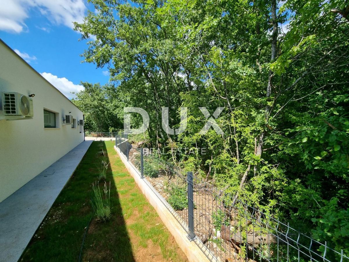 ISTRA, SVETVINČENAT - Moderna enonadstropna hiša z bazenom, obdana z naravo