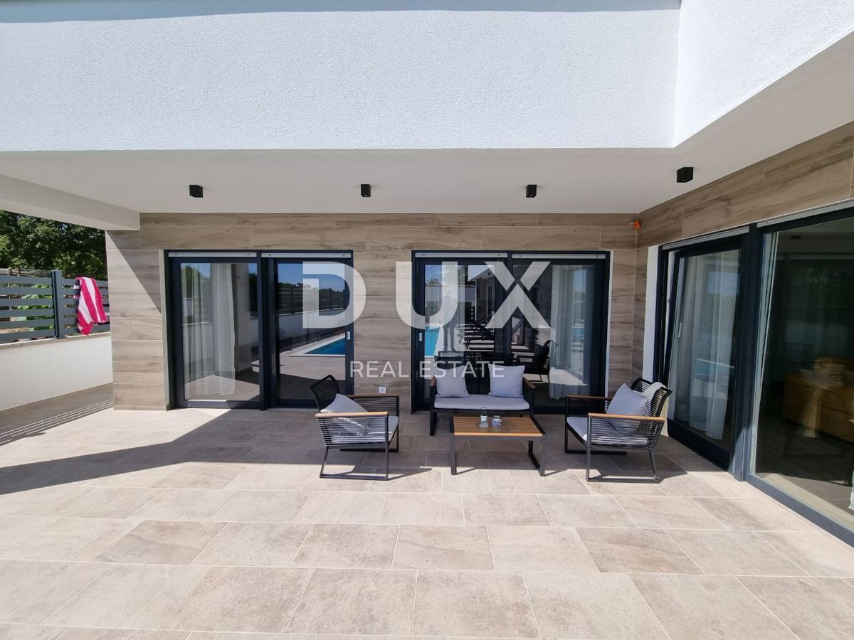 ISTRA, SVETVINČENAT - Moderna enonadstropna hiša z bazenom, obdana z naravo