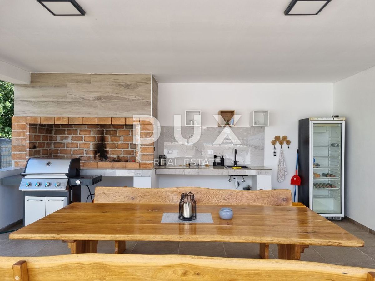 ISTRA, SVETVINČENAT - Moderna enonadstropna hiša z bazenom, obdana z naravo