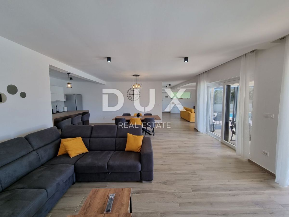 ISTRA, SVETVINČENAT - Moderna enonadstropna hiša z bazenom, obdana z naravo