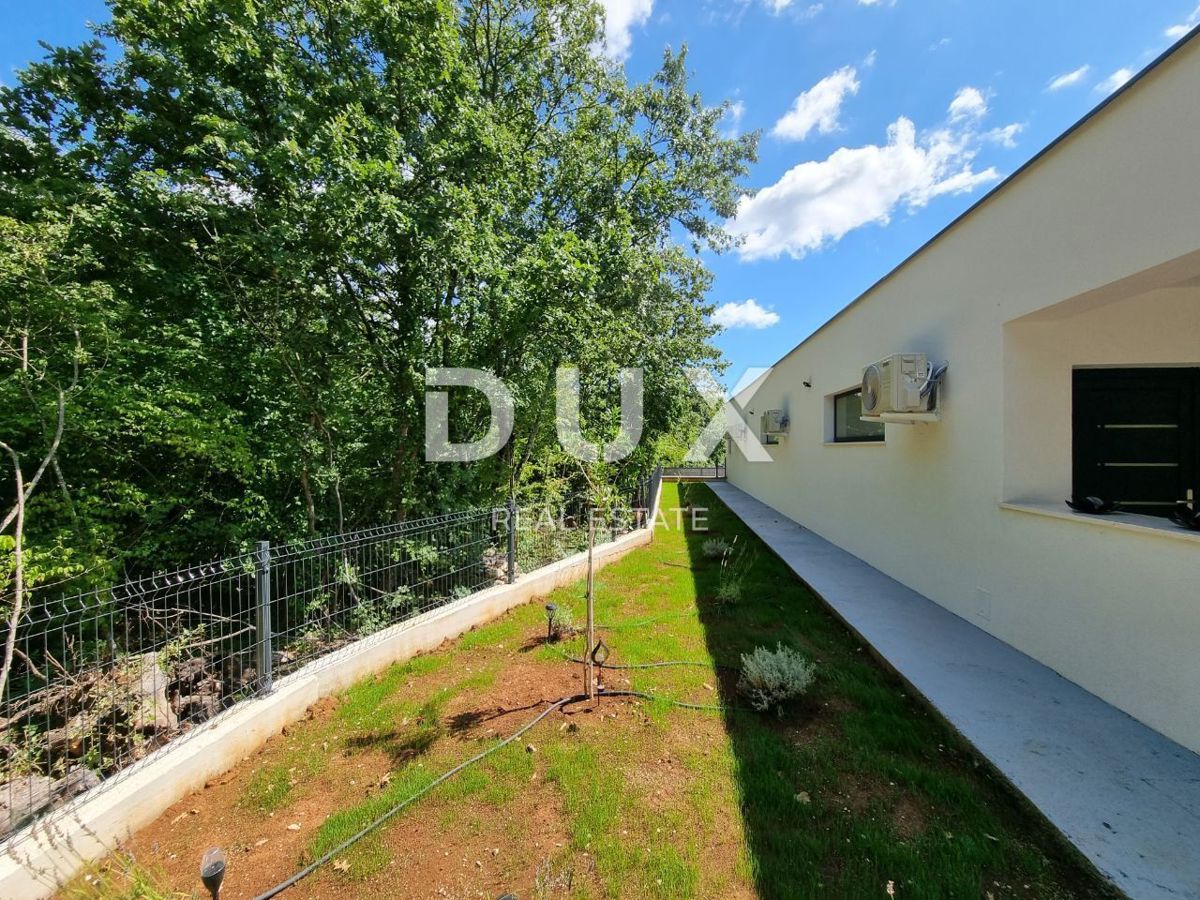 ISTRA, SVETVINČENAT - Moderna enonadstropna hiša z bazenom, obdana z naravo