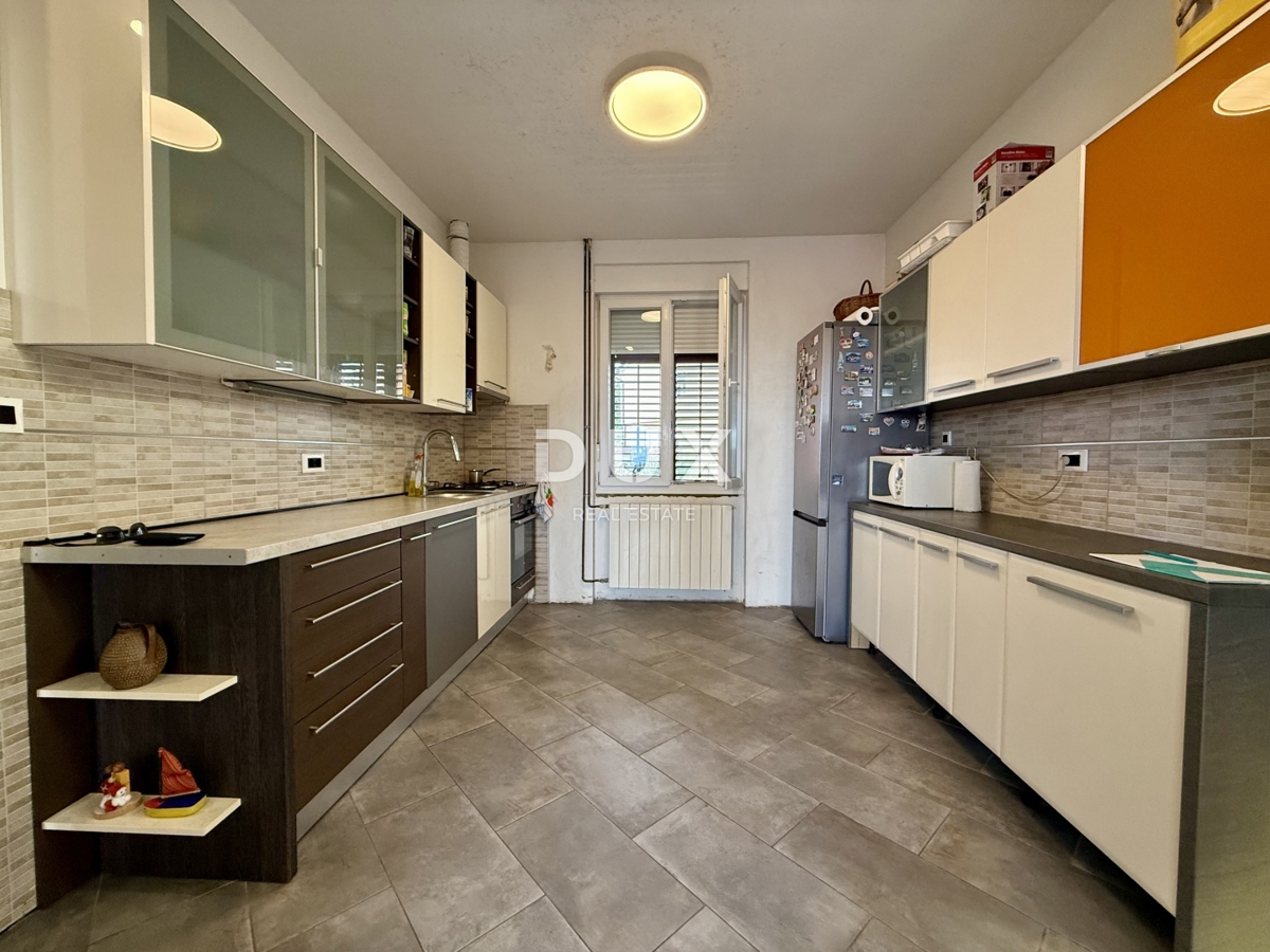 RIJEKA, DONJI ZAMET - 2 spalnici, vrt, parkirišče, lokacija, nova fasada in streha!