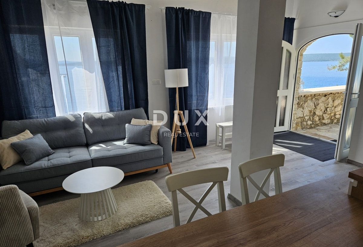 ZADAR, MASLENICA - Posebna hiša v 1. vrsti do morja!