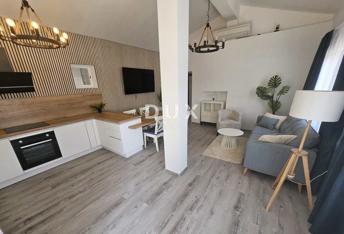 ZADAR, MASLENICA - Posebna hiša v 1. vrsti do morja!