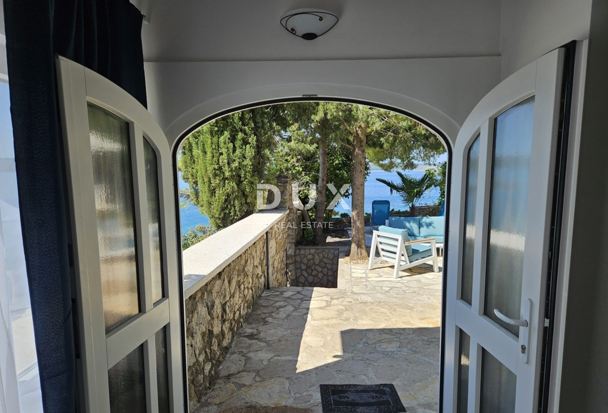 ZADAR, MASLENICA - Posebna hiša v 1. vrsti do morja!