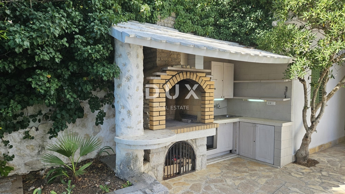 ZADAR, MASLENICA - Posebna hiša v 1. vrsti do morja!