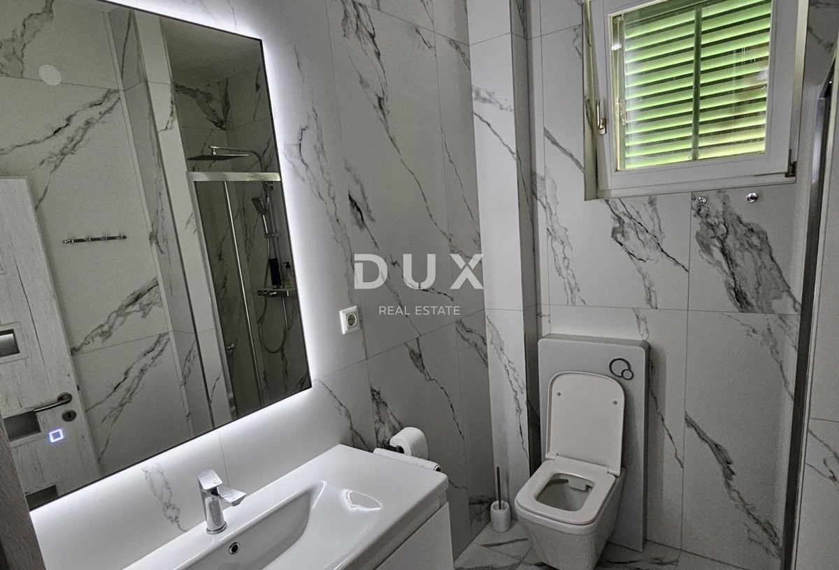 ZADAR, MASLENICA - Posebna hiša v 1. vrsti do morja!