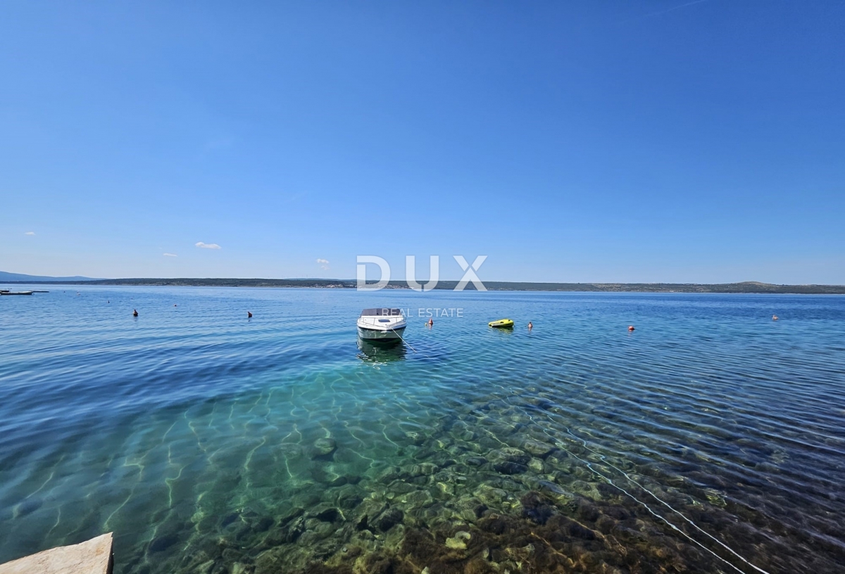 ZADAR, MASLENICA - Posebna hiša v 1. vrsti do morja!