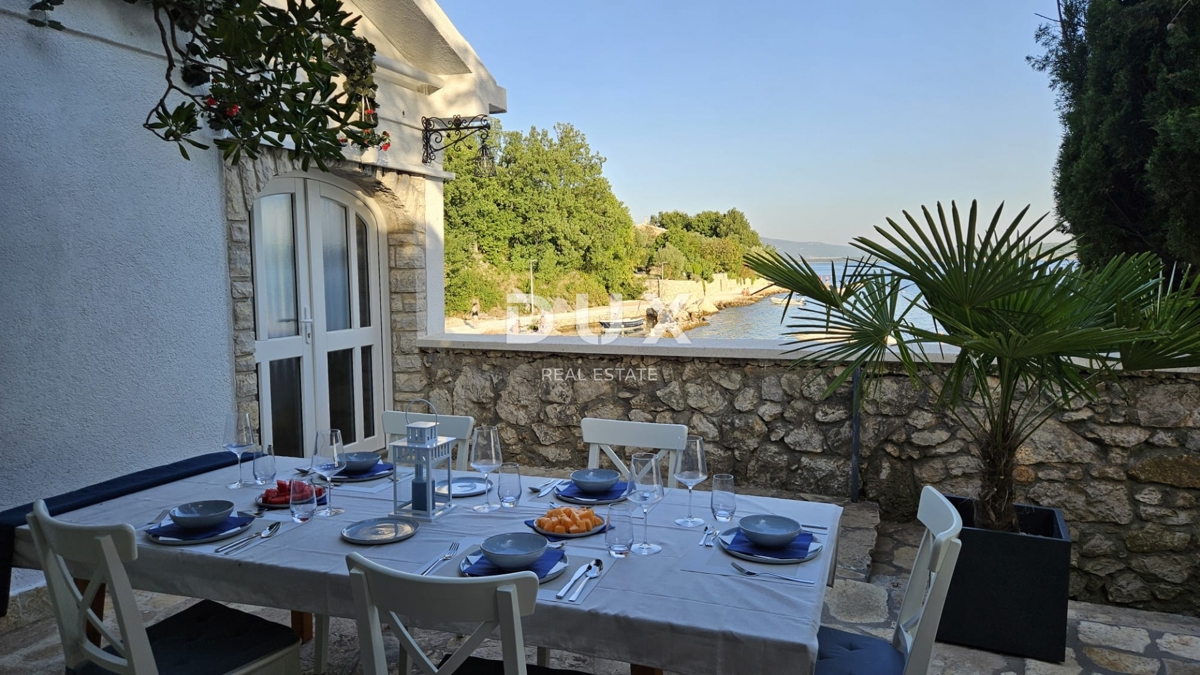 ZADAR, MASLENICA - Posebna hiša v 1. vrsti do morja!