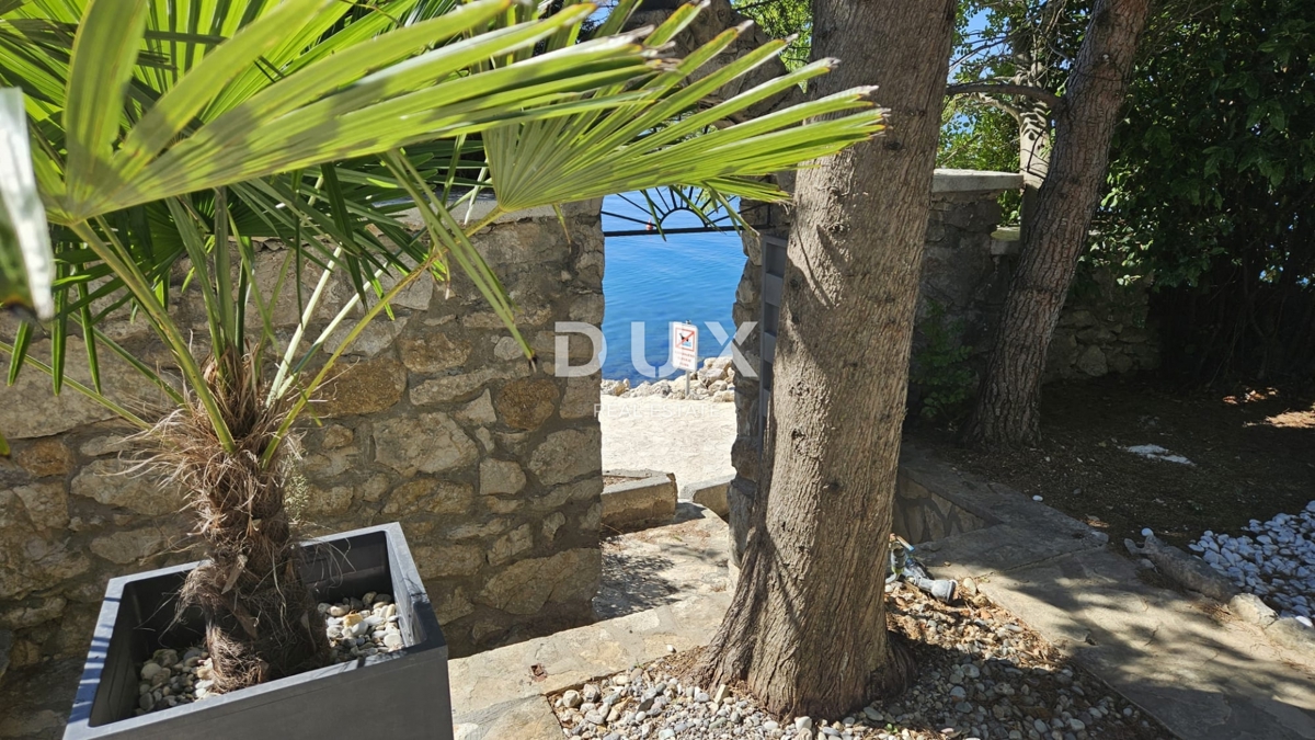 ZADAR, MASLENICA - Posebna hiša v 1. vrsti do morja!