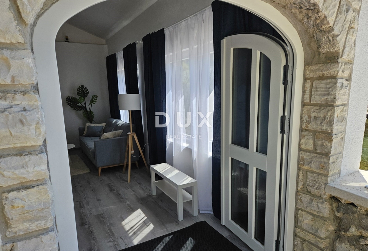 ZADAR, MASLENICA - Posebna hiša v 1. vrsti do morja!