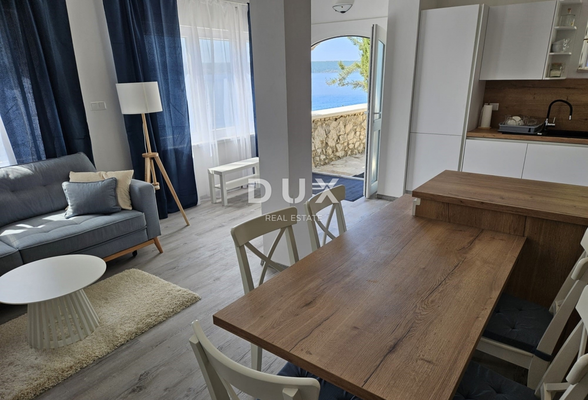 ZADAR, MASLENICA - Posebna hiša v 1. vrsti do morja!