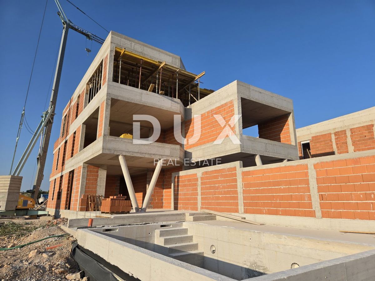 ŠIBENIK, VODICE - Elegantna pritlična oaza z zasebnim vrtom in bazenom, idealna za mirno življenje ob morju