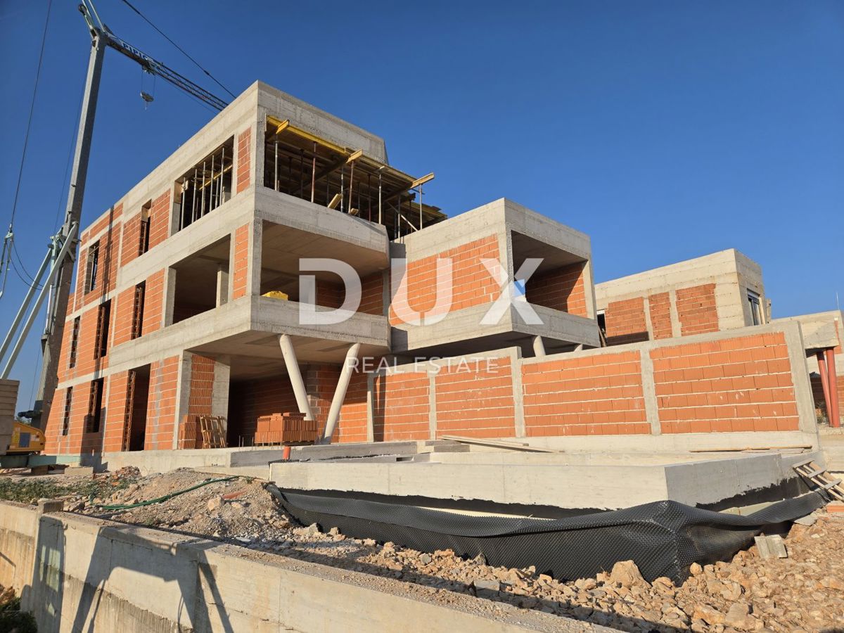 ŠIBENIK, VODICE - Elegantna pritlična oaza z zasebnim vrtom in bazenom, idealna za mirno življenje ob morju