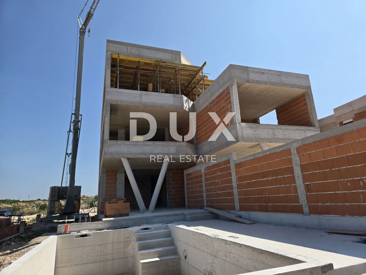 ŠIBENIK, VODICE - Elegantna pritlična oaza z zasebnim vrtom in bazenom, idealna za mirno življenje ob morju