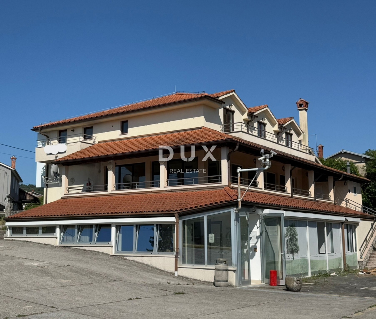 OPATIJA, MATULJI, ŠAPJANE - samostojna hiša (poslovni objekt 780 m2) + 3.484 m2 vrta! PRILOŽNOST!