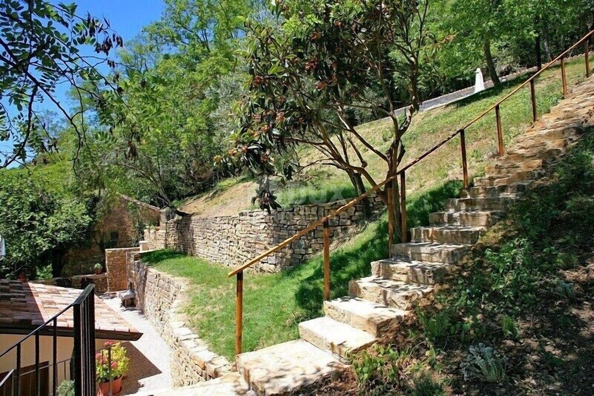 ISTRA, OPRTALJ - Dve kamniti hiši s pogledom na Motovun