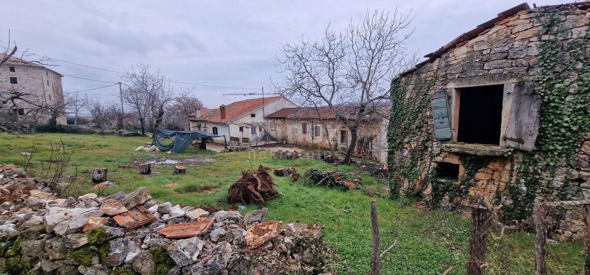 ISTRA, MOTOVUN, OKOLICA - Dve hiši za adaptacijo z dvoriščem