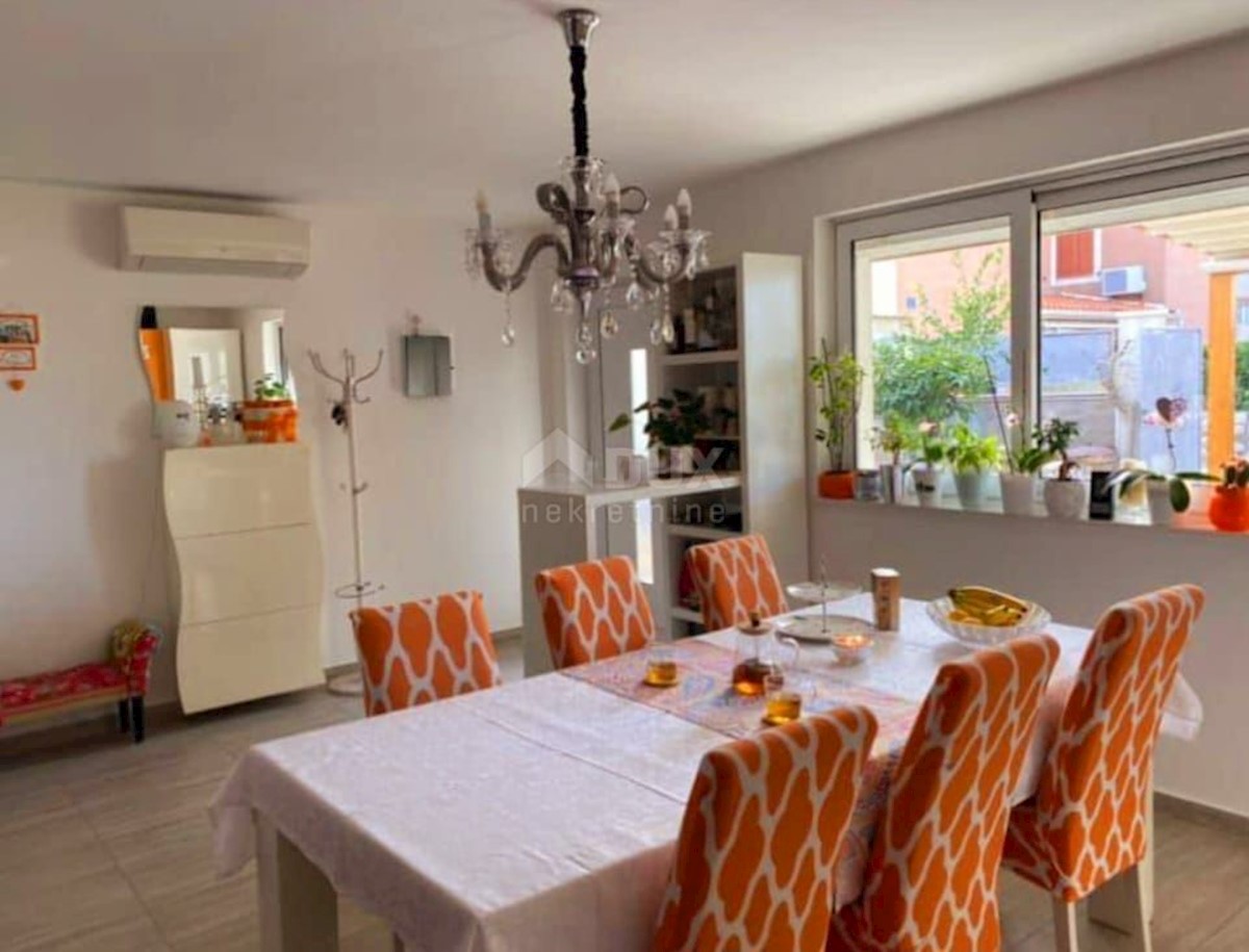 Mali Lošinj - hiša z urejenim vrtom in parkiriščem