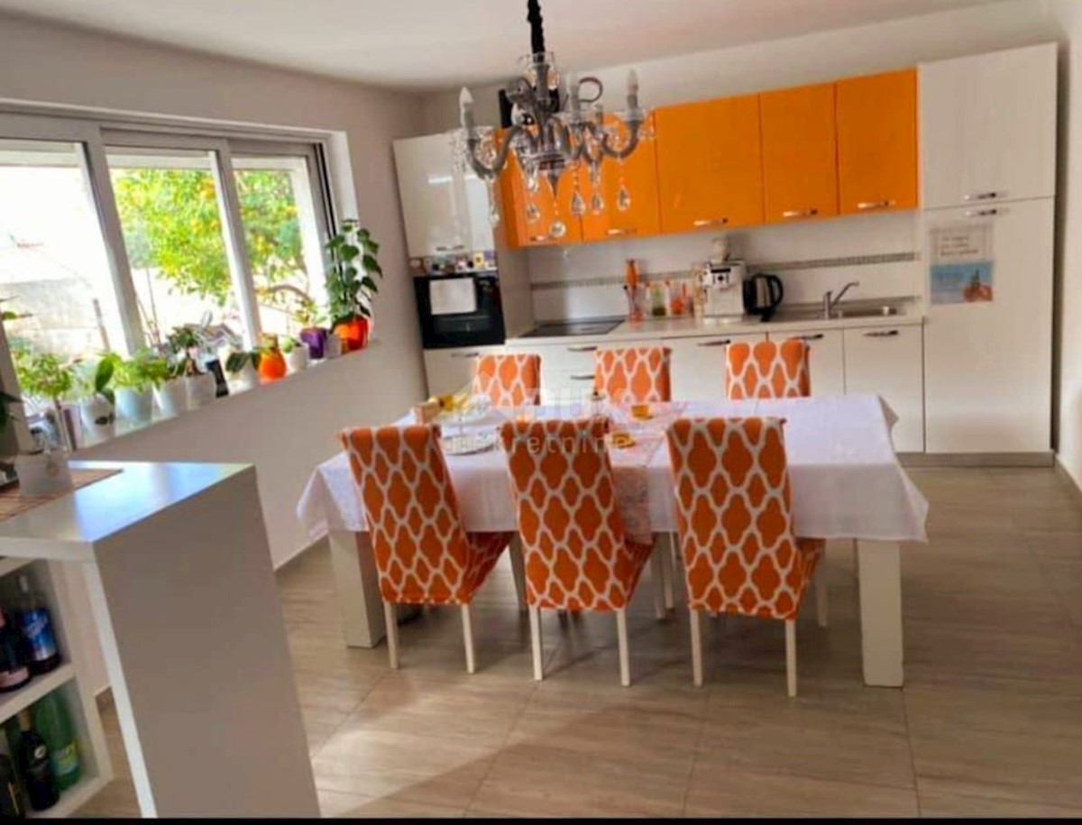 Mali Lošinj - hiša z urejenim vrtom in parkiriščem