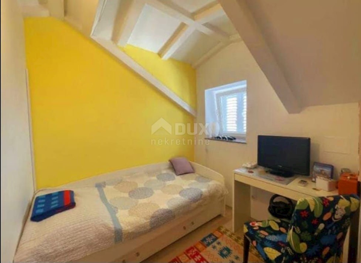 Mali Lošinj - hiša z urejenim vrtom in parkiriščem