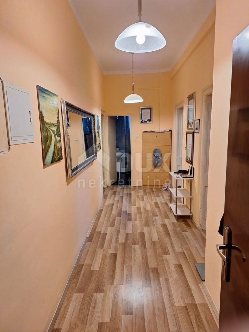 ISTRA, PULA - Prostorno stanovanje v centru mesta!