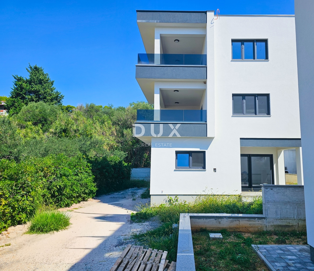 OTOK RAB, BANJOL - NOVOGRADNJA - Apartma 2 spalnici + kopalnica 150m od morja