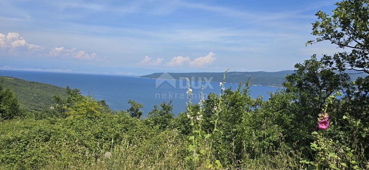 ISTRA, RABAC, OKOLICA - Gradbeno zemljišče s čudovitim pogledom na morje, idealno za gradnjo dveh vil