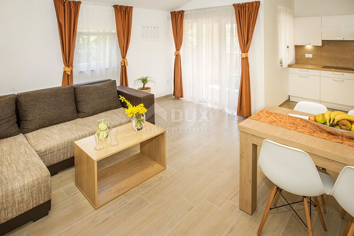 OTOK KRK, BAŠKA - vila s 7 apartmaji in čudovitim vrtom